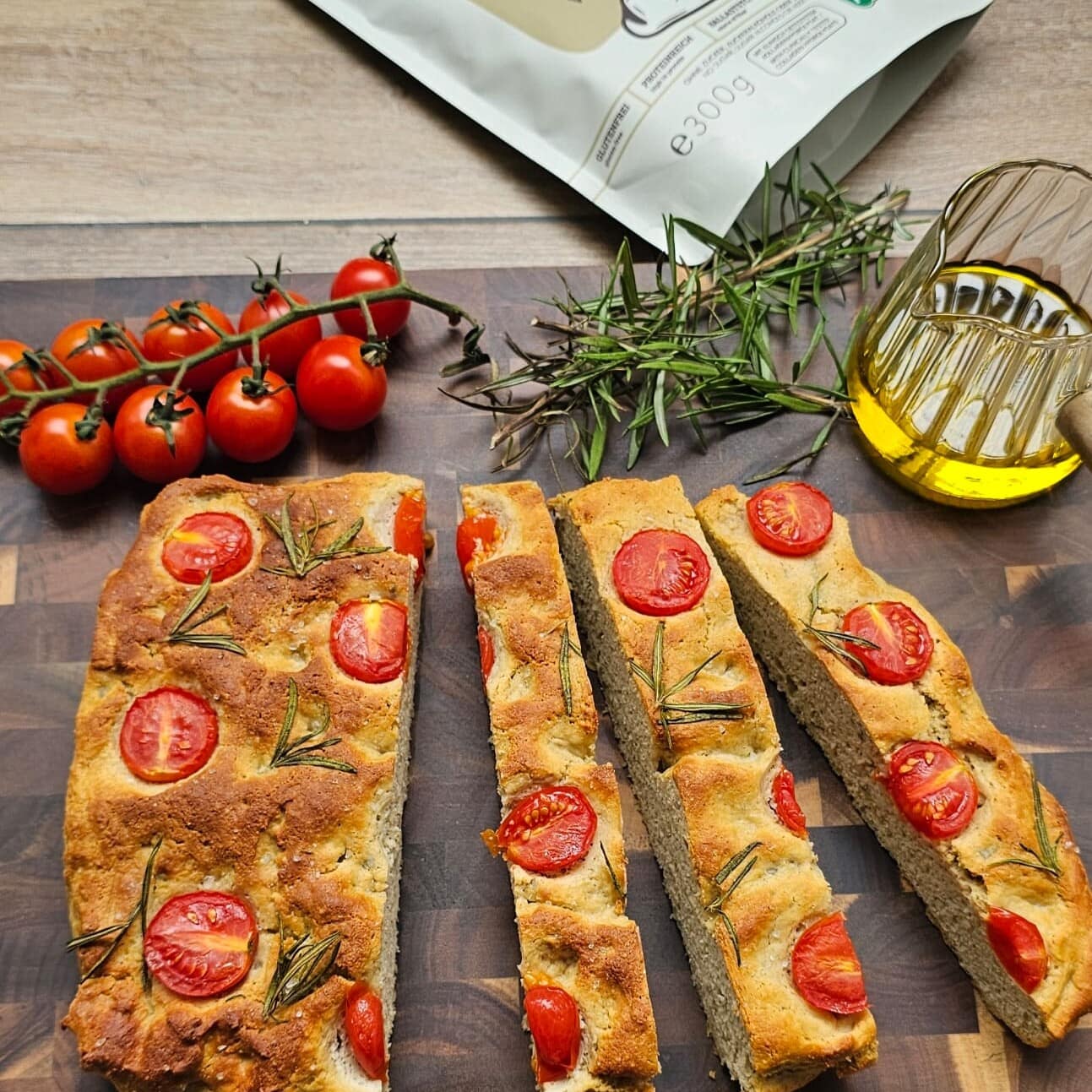 Protein-Fiber Weißbrot Backmischung – glutenfreies, kohlenhydratreduziertes Brot mit vollständigem Aminosäureprofil und Upcycling-Zutaten, gebacken als Focaccia mit Tomaten